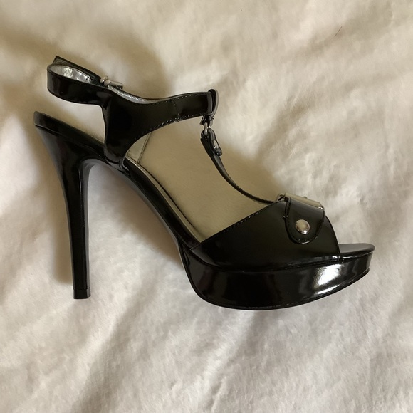 NWOT ~ GUESS Black Patent Heels - Picture 3 of 16
